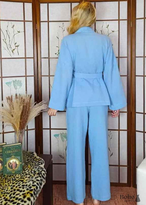 Conjunto de pijama bohemio de Emily Cotton en azul y azul marino.